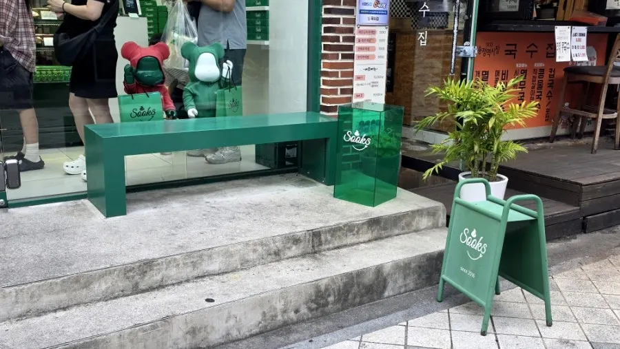 쑥스초코파이 간판과 매장 외관