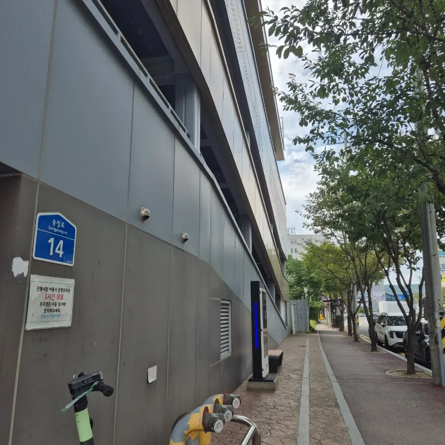 Parking information for the 1913 Songjeong Station Market parking tower