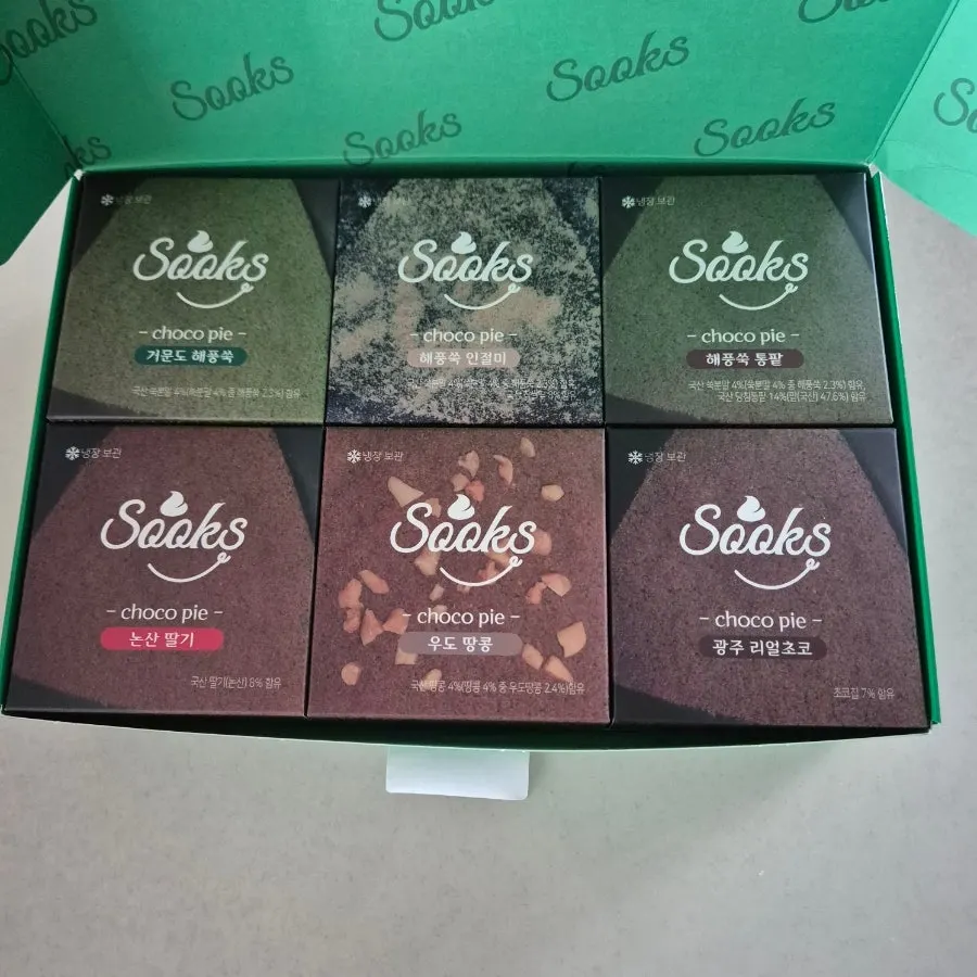 Six Ssukseu Choco Pies arranged in one set