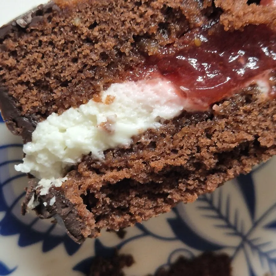 Cross-section of the Choco Pie filled with Nonsan strawberry purée