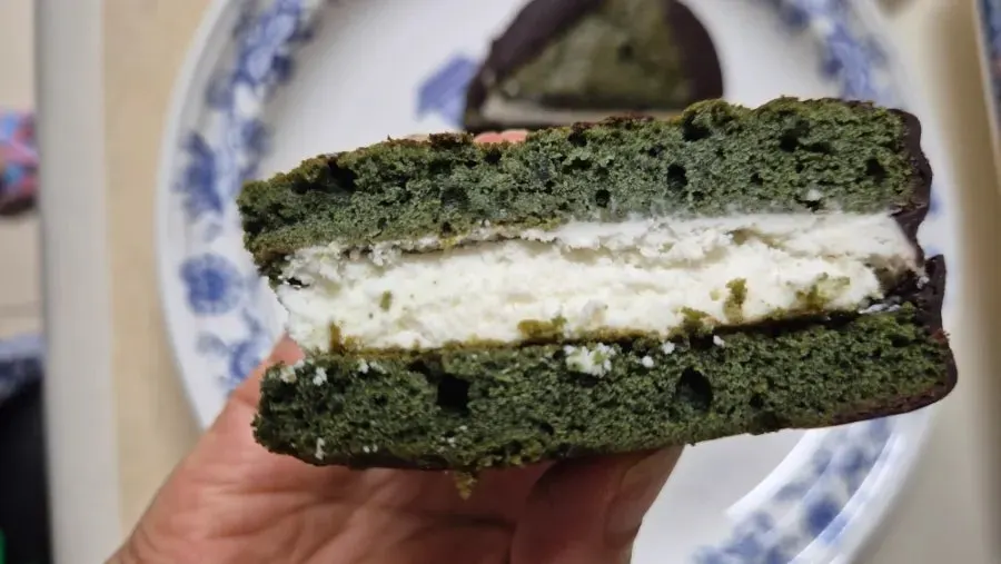 Cross-section showing the sea-breeze mugwort cream inside the Choco Pie