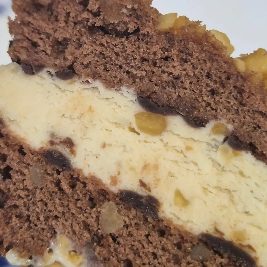 Cross-section of the Choco Pie packed with Udo peanuts