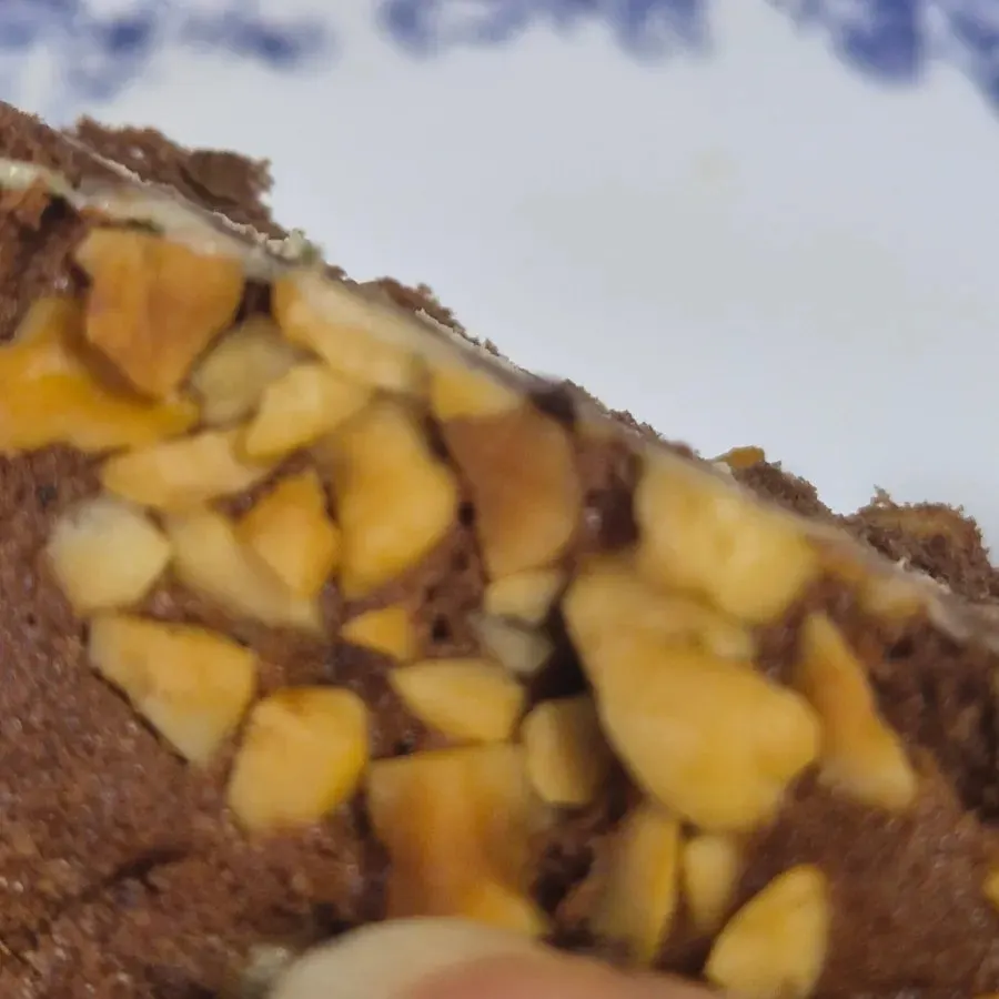 Udo peanut Choco Pie showing peanuts visible in the cream
