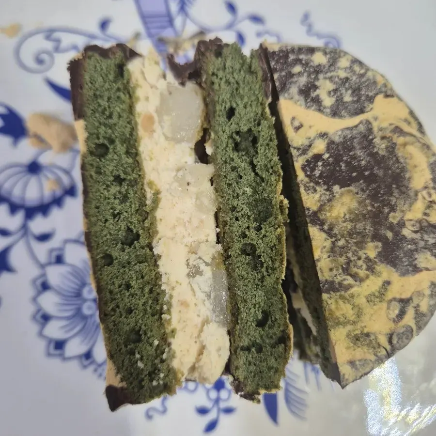 Exterior of the fresh Geomundo sea-breeze mugwort injeolmi Choco Pie