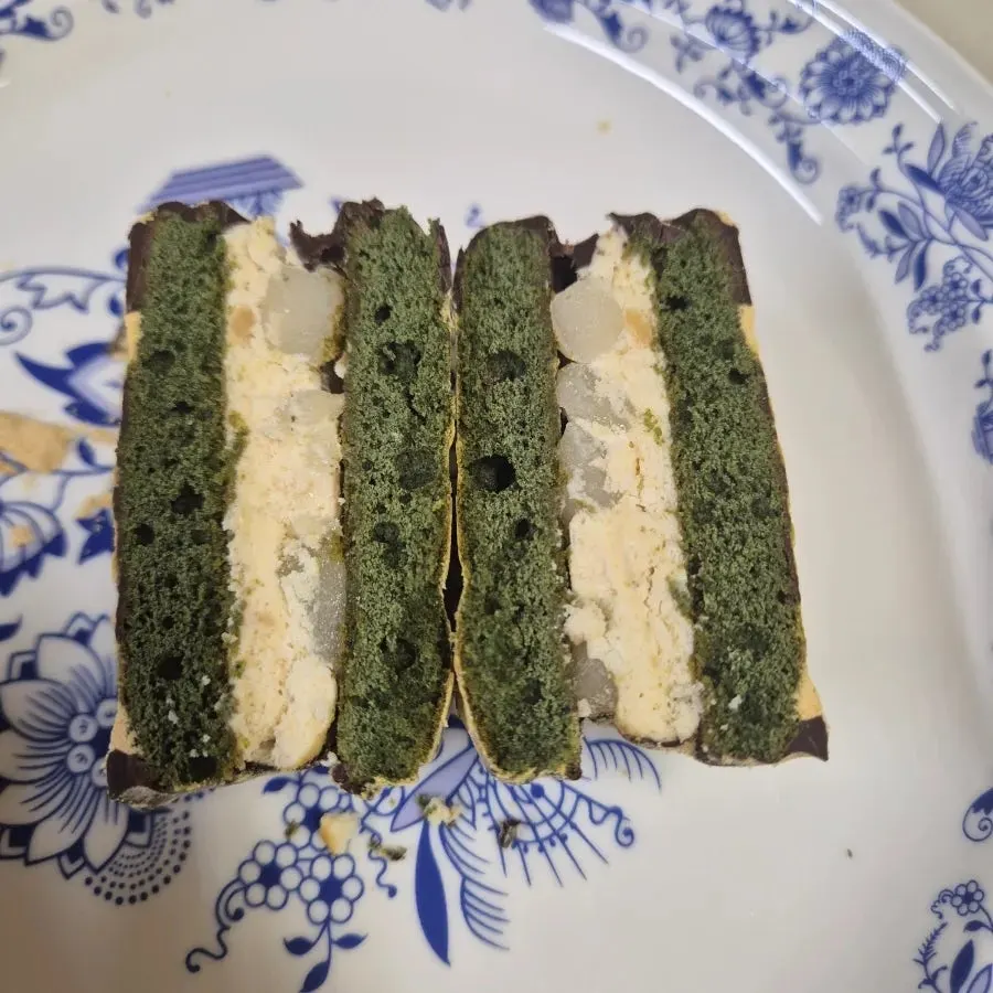 Cross-section of the Choco Pie filled with injeolmi cream