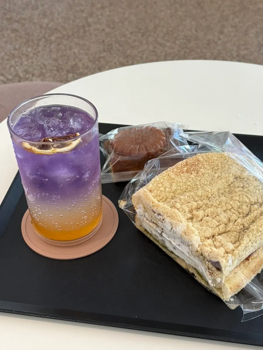 카페 숨 베이커리 코너 빵 트레이