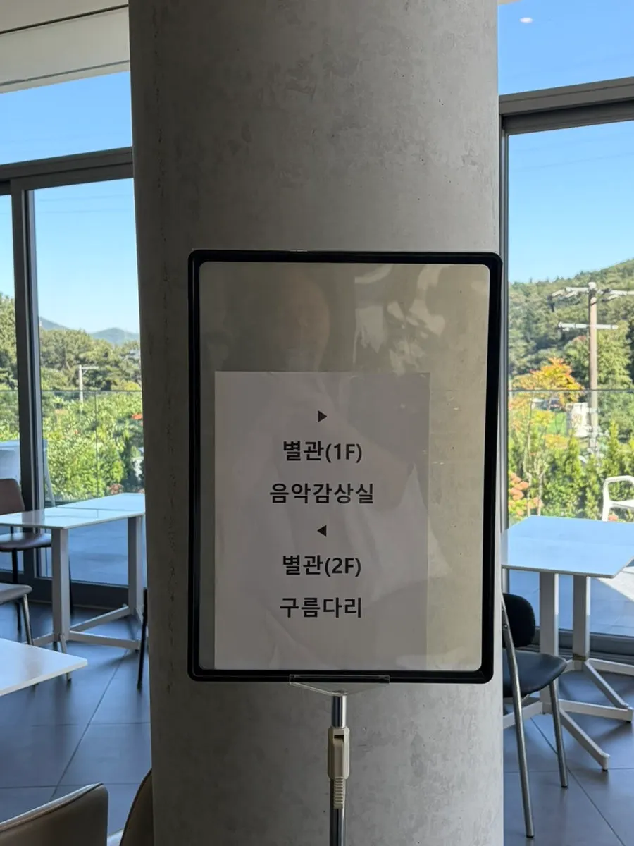 카페 숨 셀프바 진열 공간