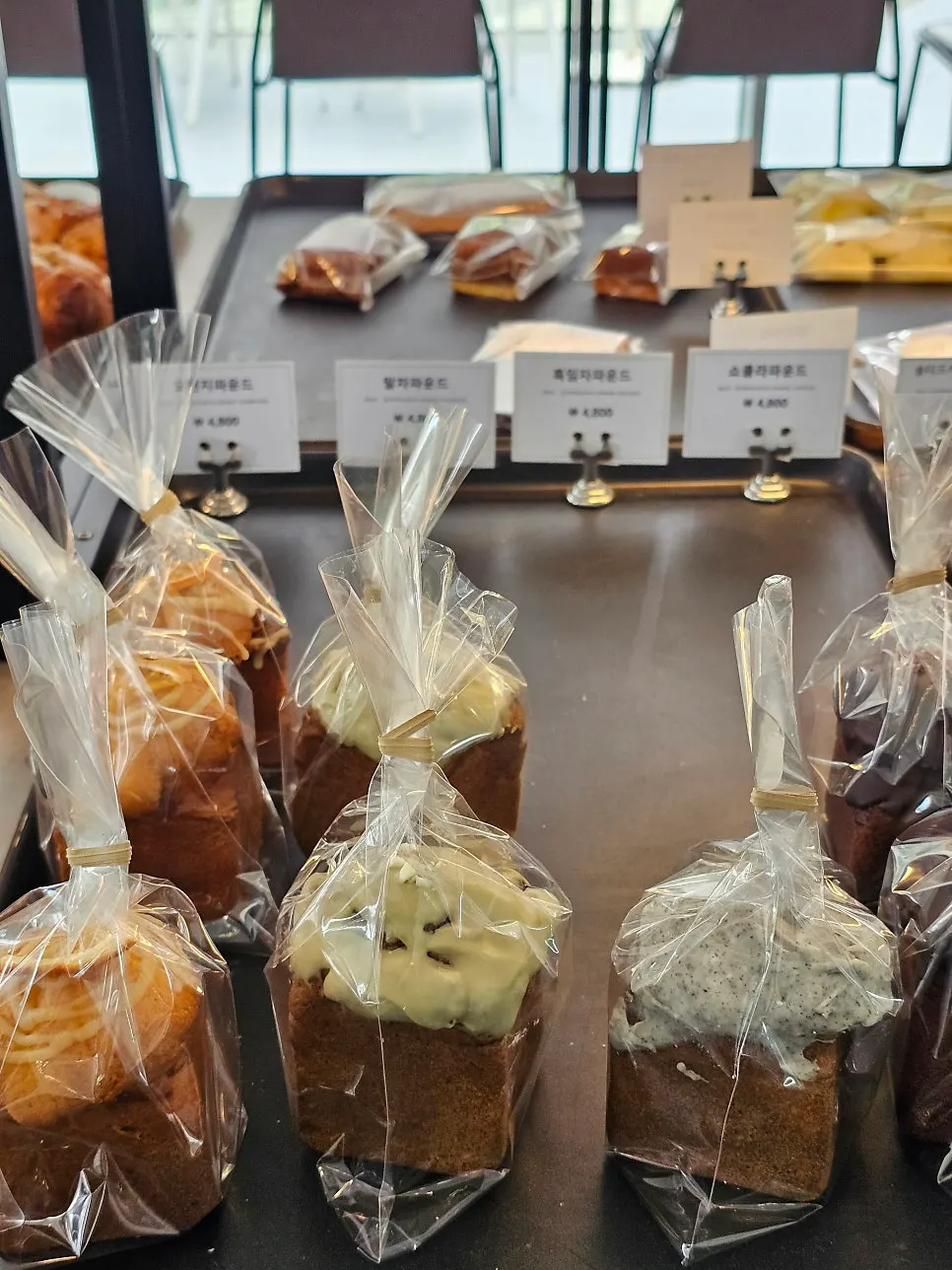 スコーンやパウンドケーキなど多彩なベーカリー陳列