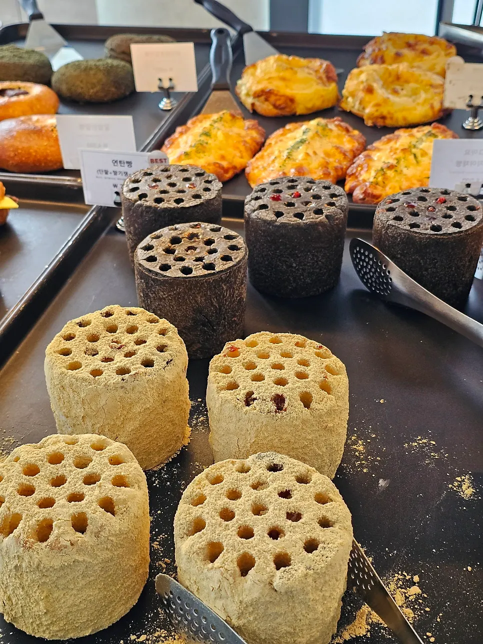 陳列棚に並ぶ練炭形のパン