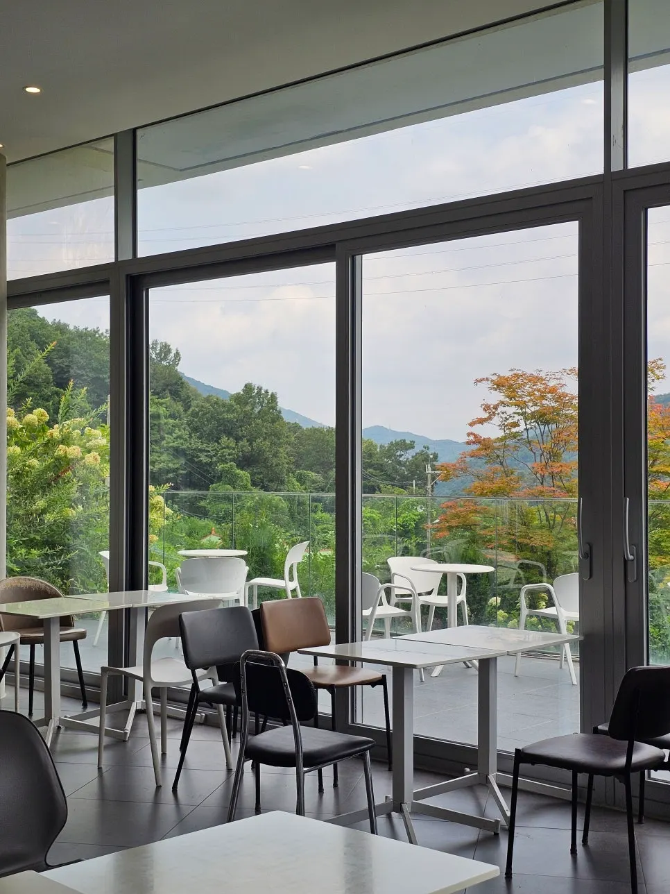 青い山につながるSum(숨)の屋外空間