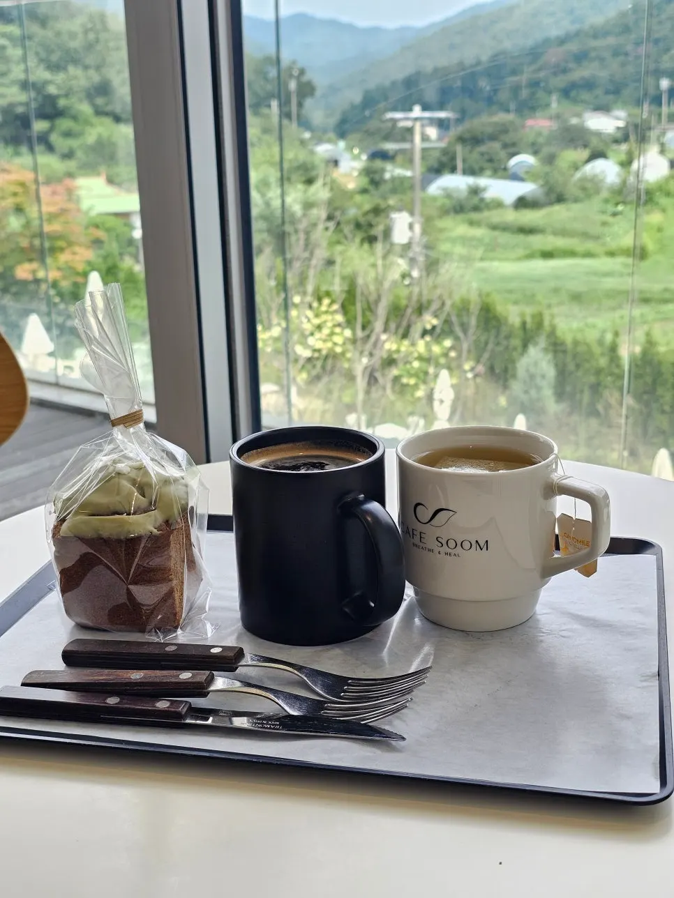 窓際で楽しんだドリンクと抹茶パウンドケーキ