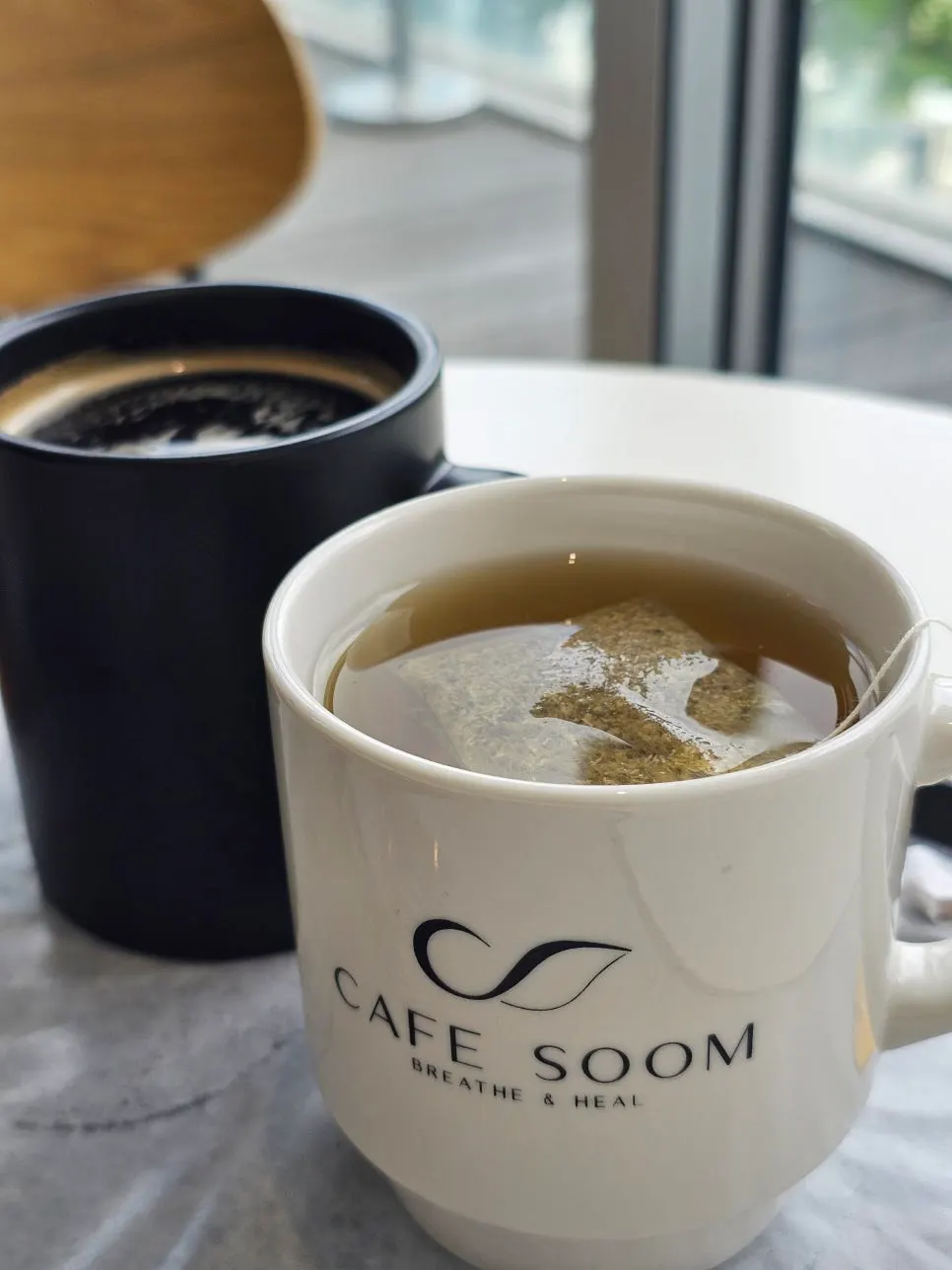 窓際の席で飲んだSum(숨)のカモミール