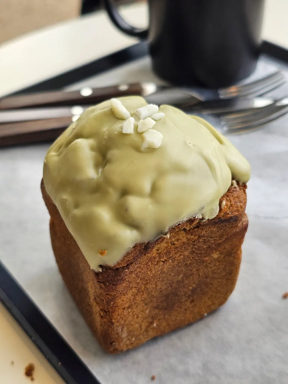 抹茶チョコレートがのった抹茶パウンドケーキ