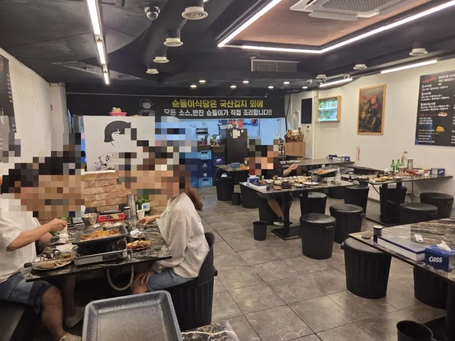 순돌이식당 테이블과 불판이 놓인 매장 내부