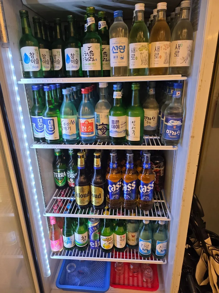 순돌이식당 음료 냉장고의 다양한 음료