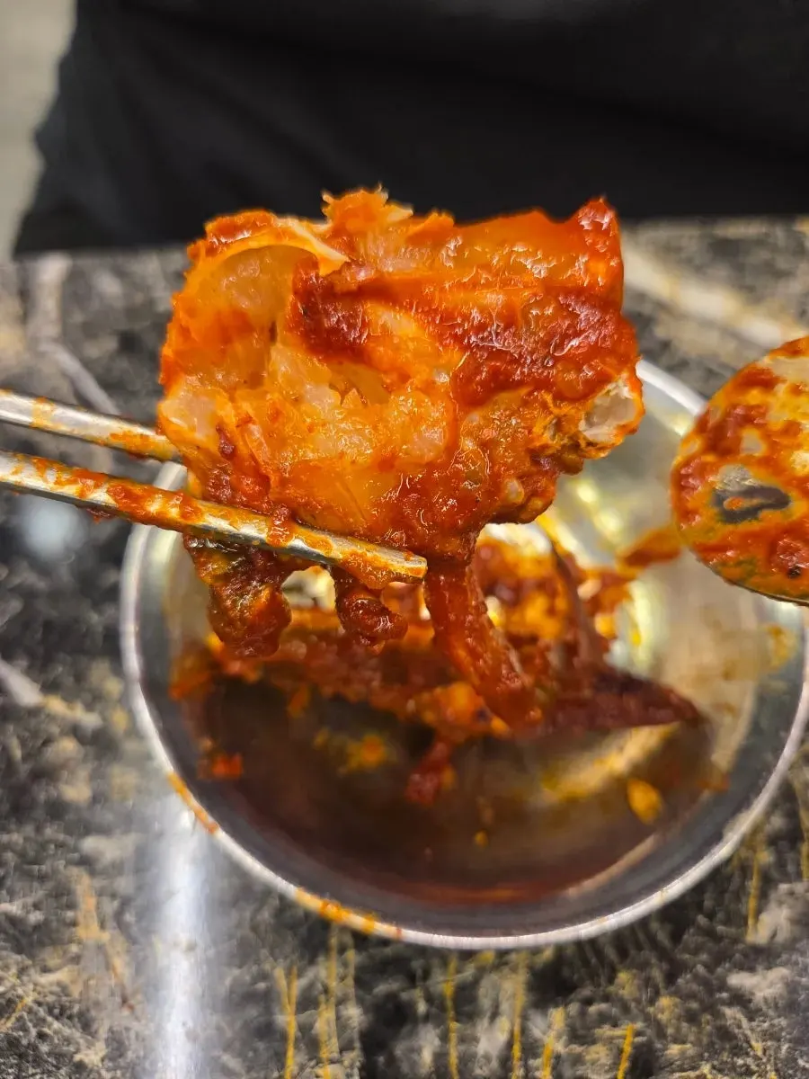 사장님이 직접 담근 양념게장 한 접시