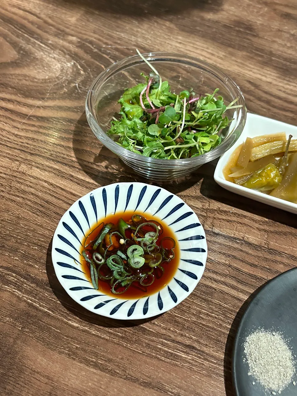 고기 불판과 함께 세팅된 테이블