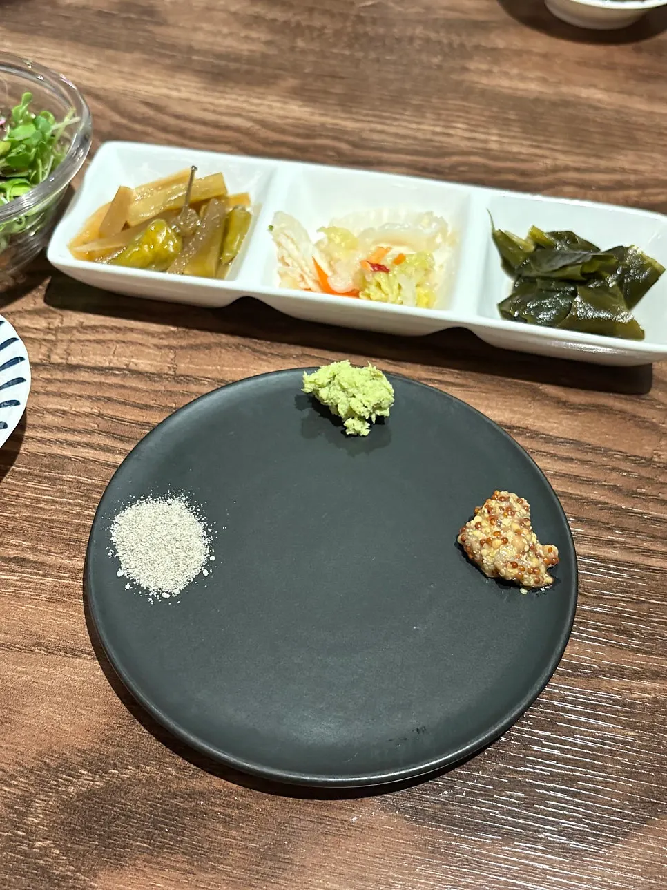 소금과 와사비 등 소스와 밑반찬 세팅
