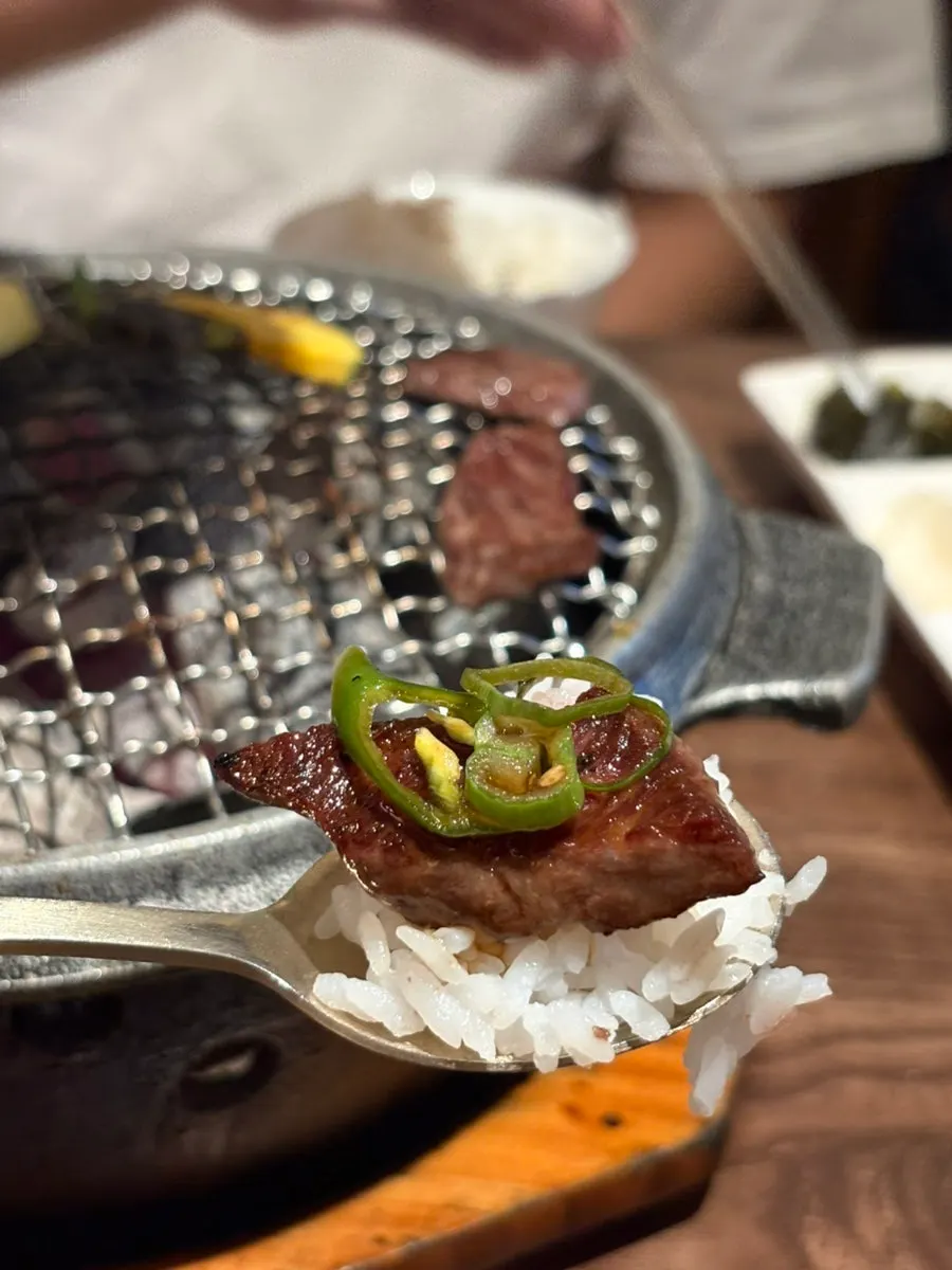 밑반찬과 함께 먹는 와규 한 점