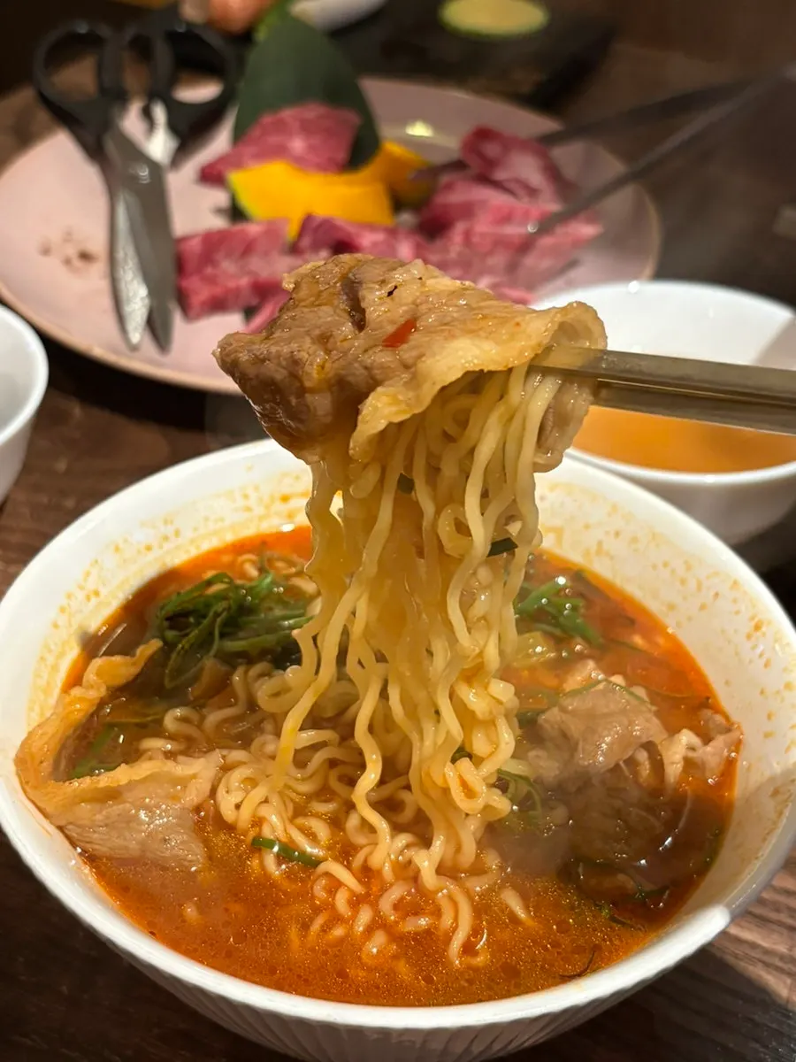 소고기 대파라면 위에 올린 와규 한 점