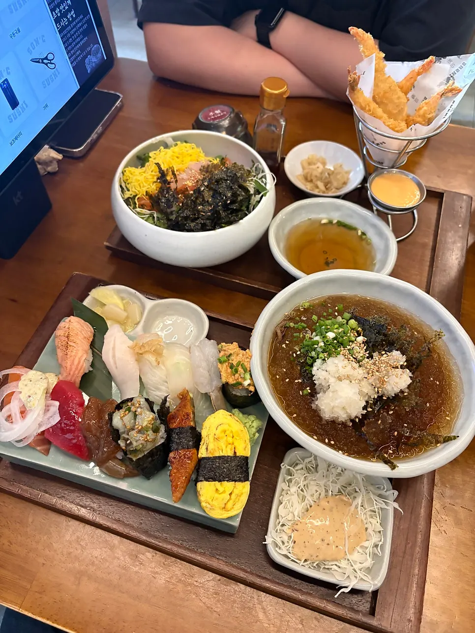 Cost-effective set with sushi, sashimi rice bowl, fried shrimp, and cold soba