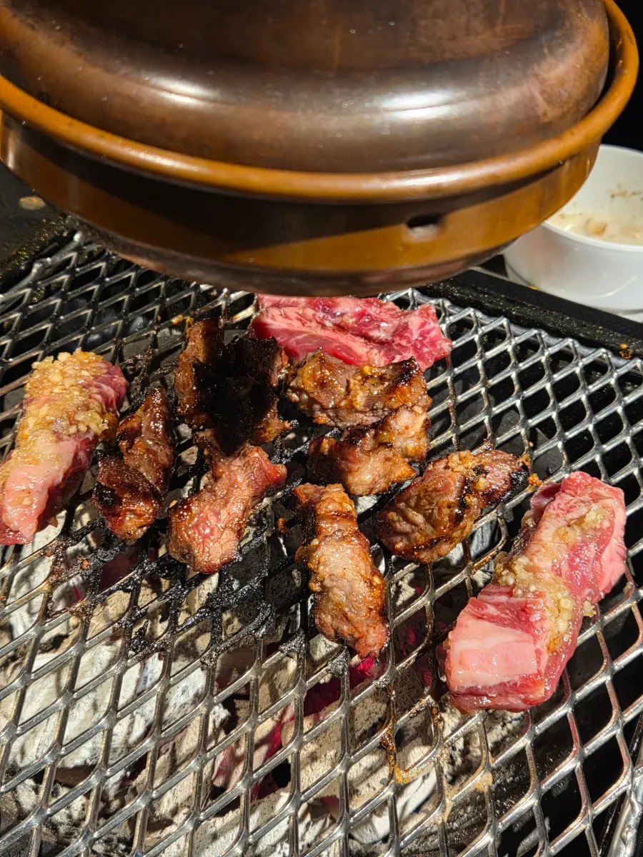 고기와 곁들이 메뉴가 놓인 테이블