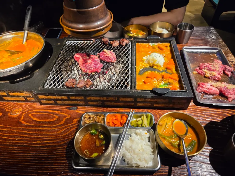 여러 명이 앉을 수 있는 매장 좌석