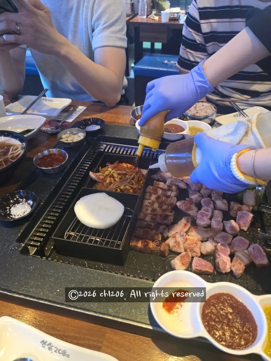명이나물과 쌈 채소 곁들임