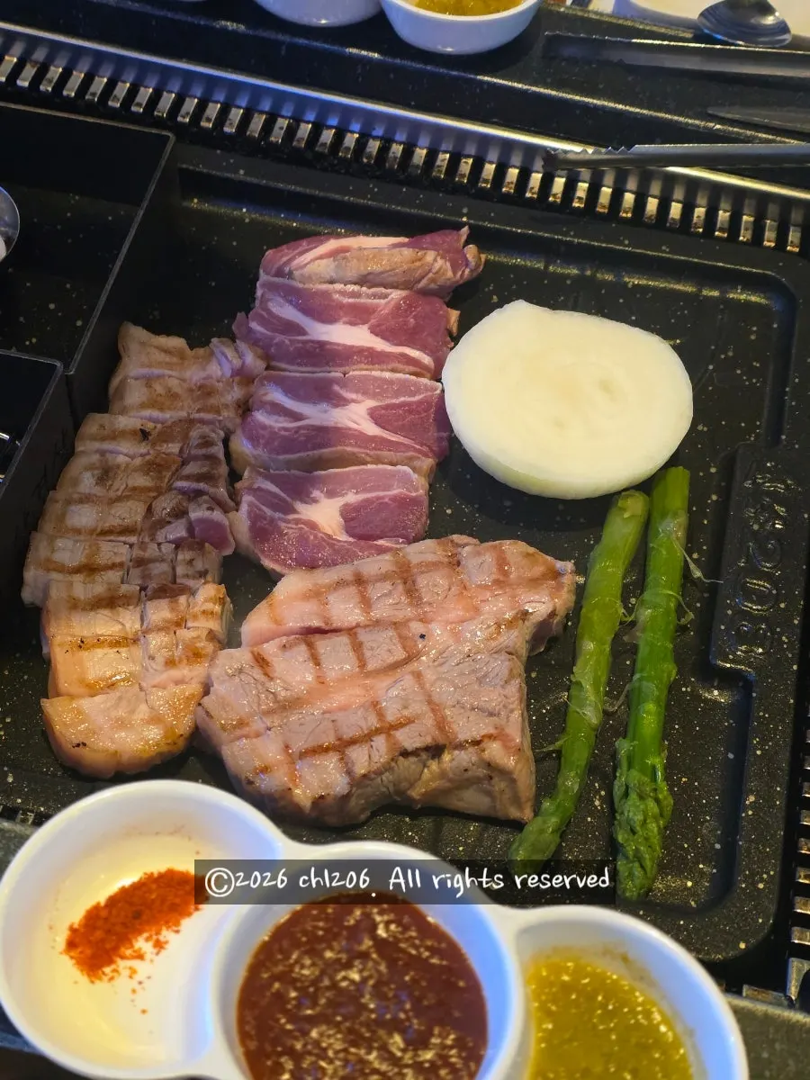 불판 위 김치와 콩나물 세팅, 고기 굽는 모습