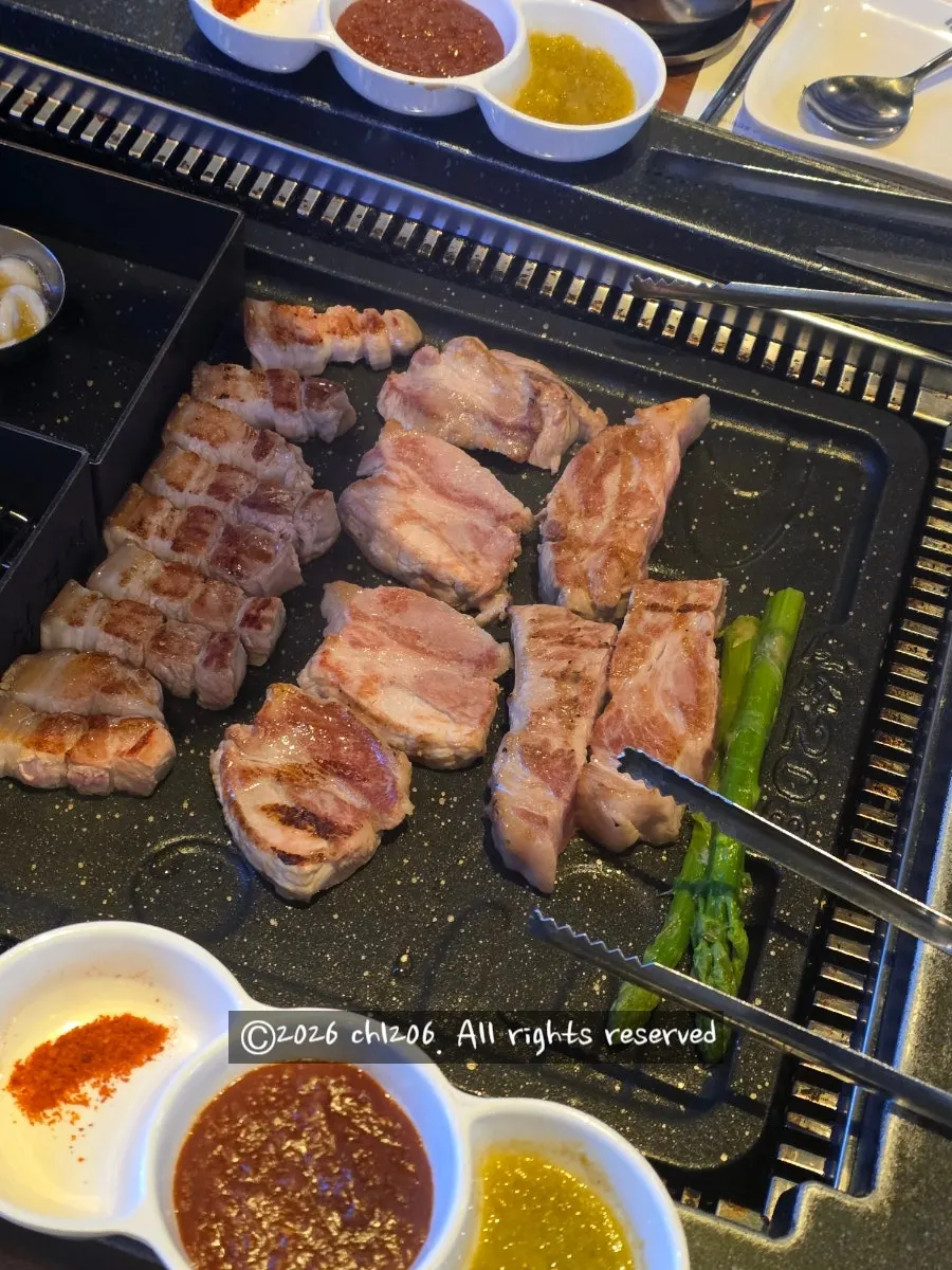 불판 위에 차곡차곡 정리된 구운 고기