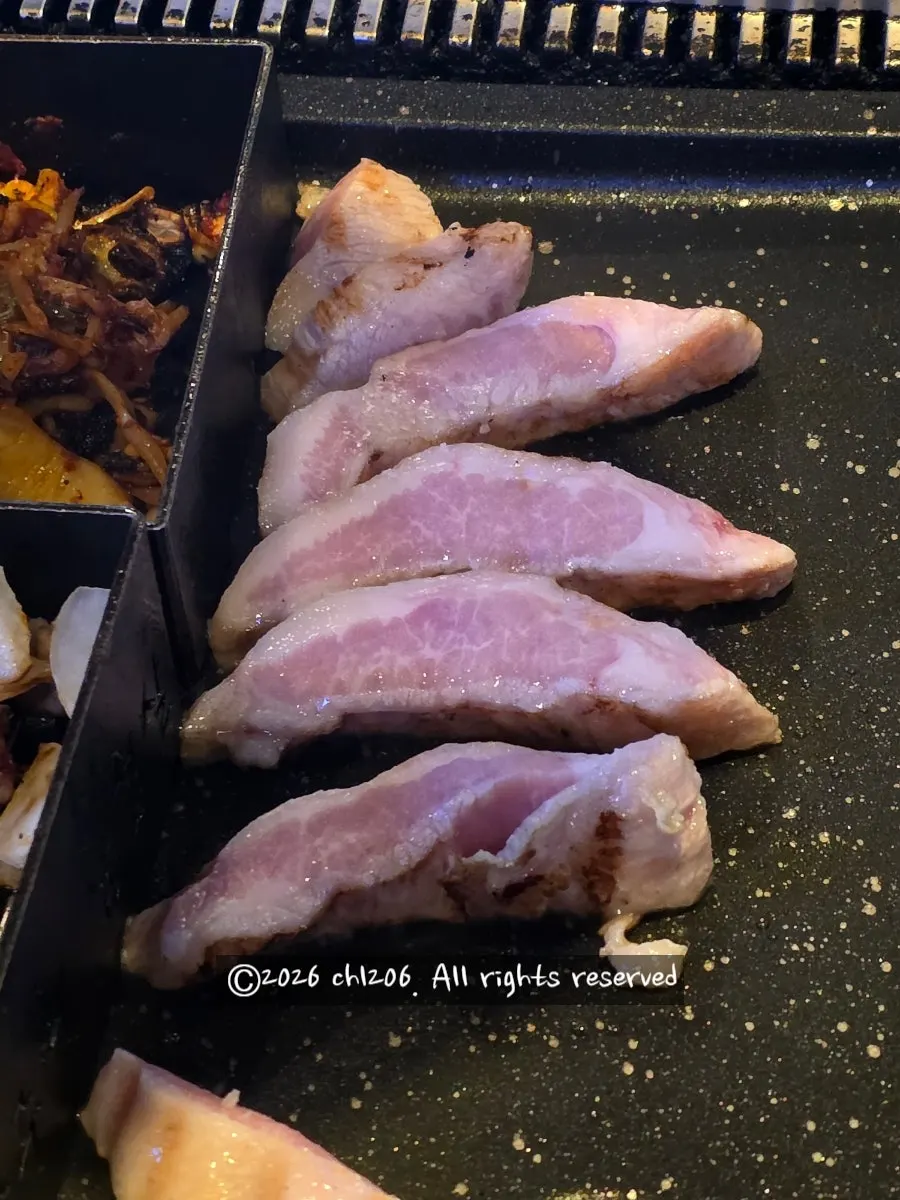 와사비장과 명이나물에 곁들인 고기 한 점