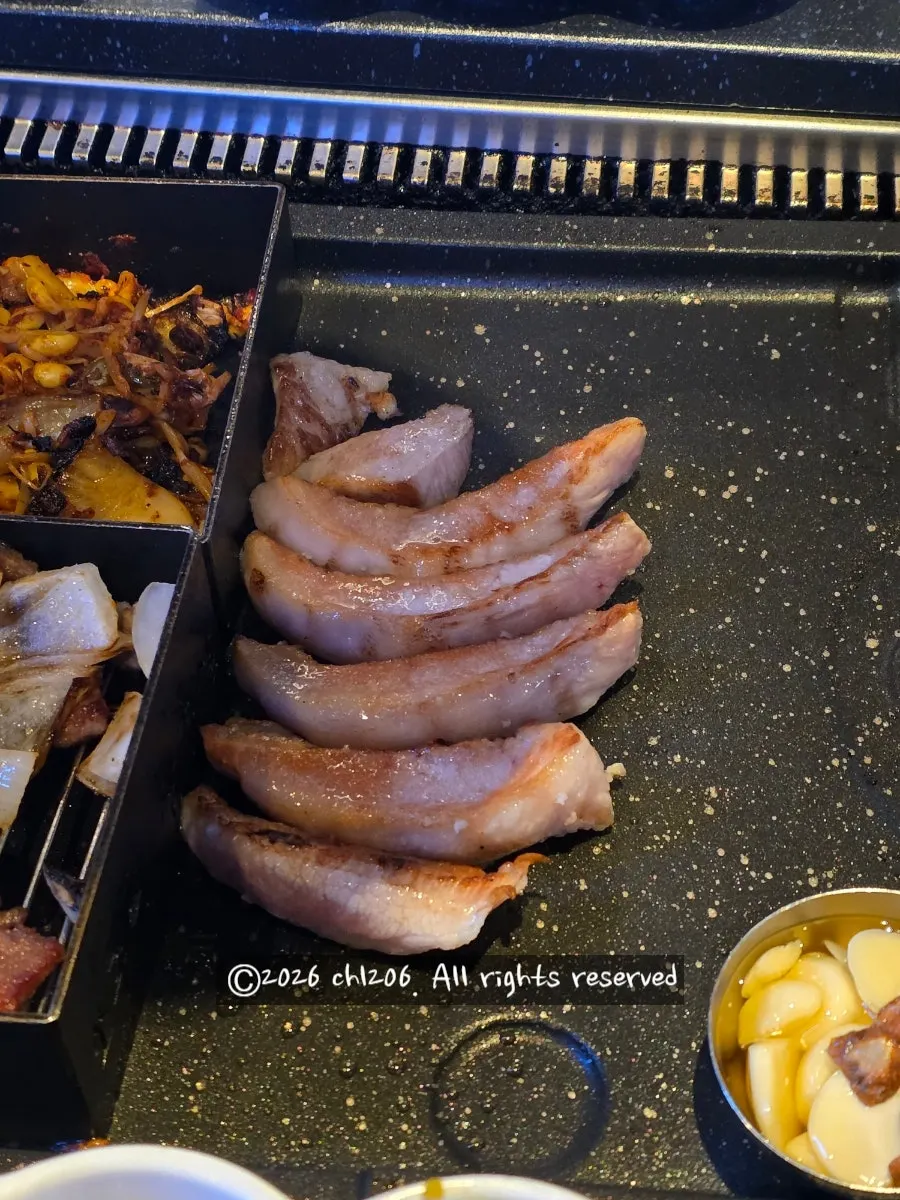 명이나물에 올린 구운 삼겹살