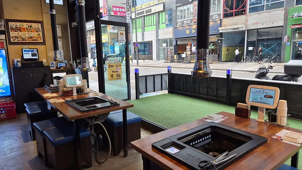 Interior of Ssosam 208 Siheung Baegot Branch with floor-to-ceiling windows