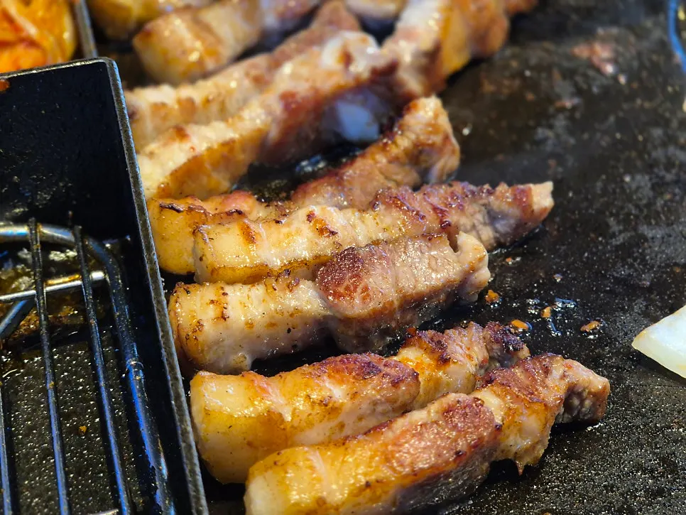 300g of Korean pork belly grilling on the tabletop grill