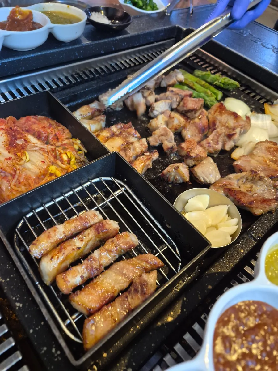 Meat spread at Ssosam 208 Siheung Baegot Branch