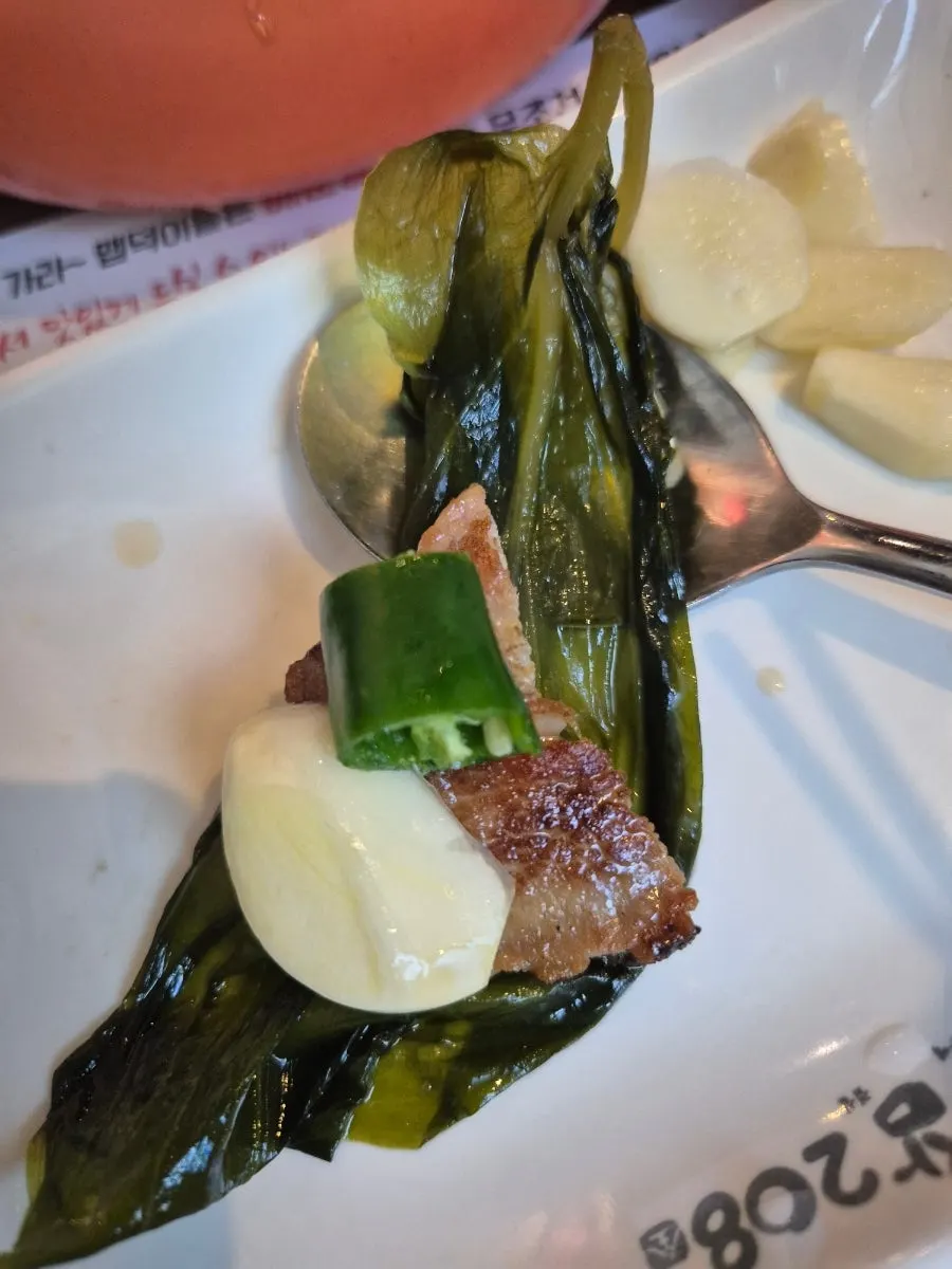 Meat served with lettuce wraps