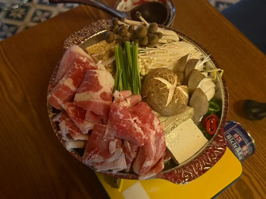 꼬치와 함께 놓인 술안주 상차림
