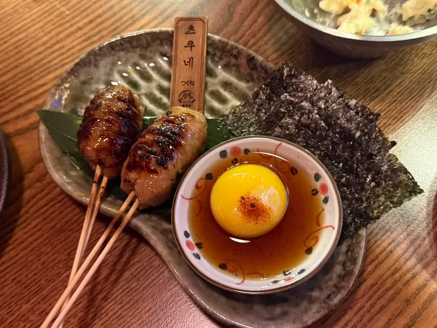 하나씩 따뜻하게 서빙되는 꼬치