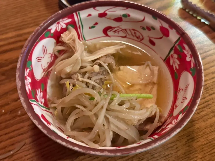 꼬치와 함께 먹는 따뜻한 나베 국물