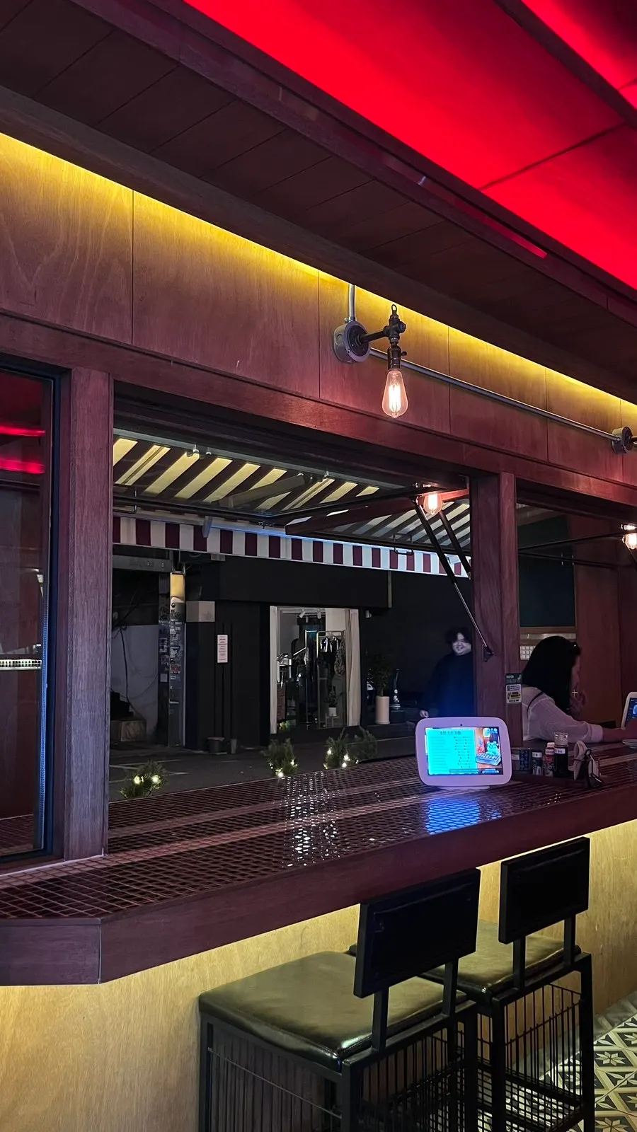 숯토리 홍대합정점 입구 주변 세로 컷
