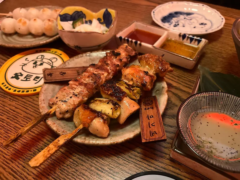 음료와 함께 나온 귀여운 컵받침