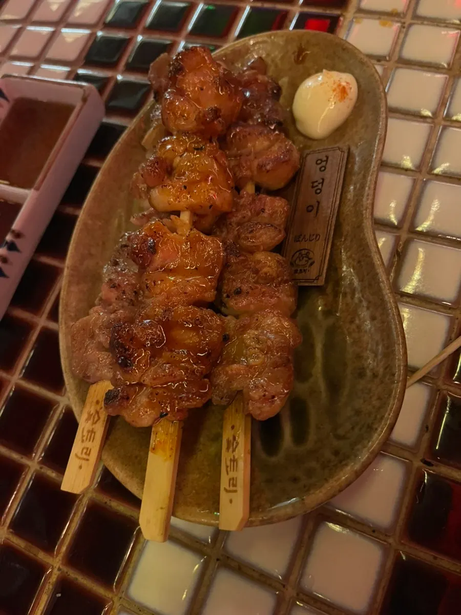 다찌석에 놓인 숯토리 엉덩이 꼬치