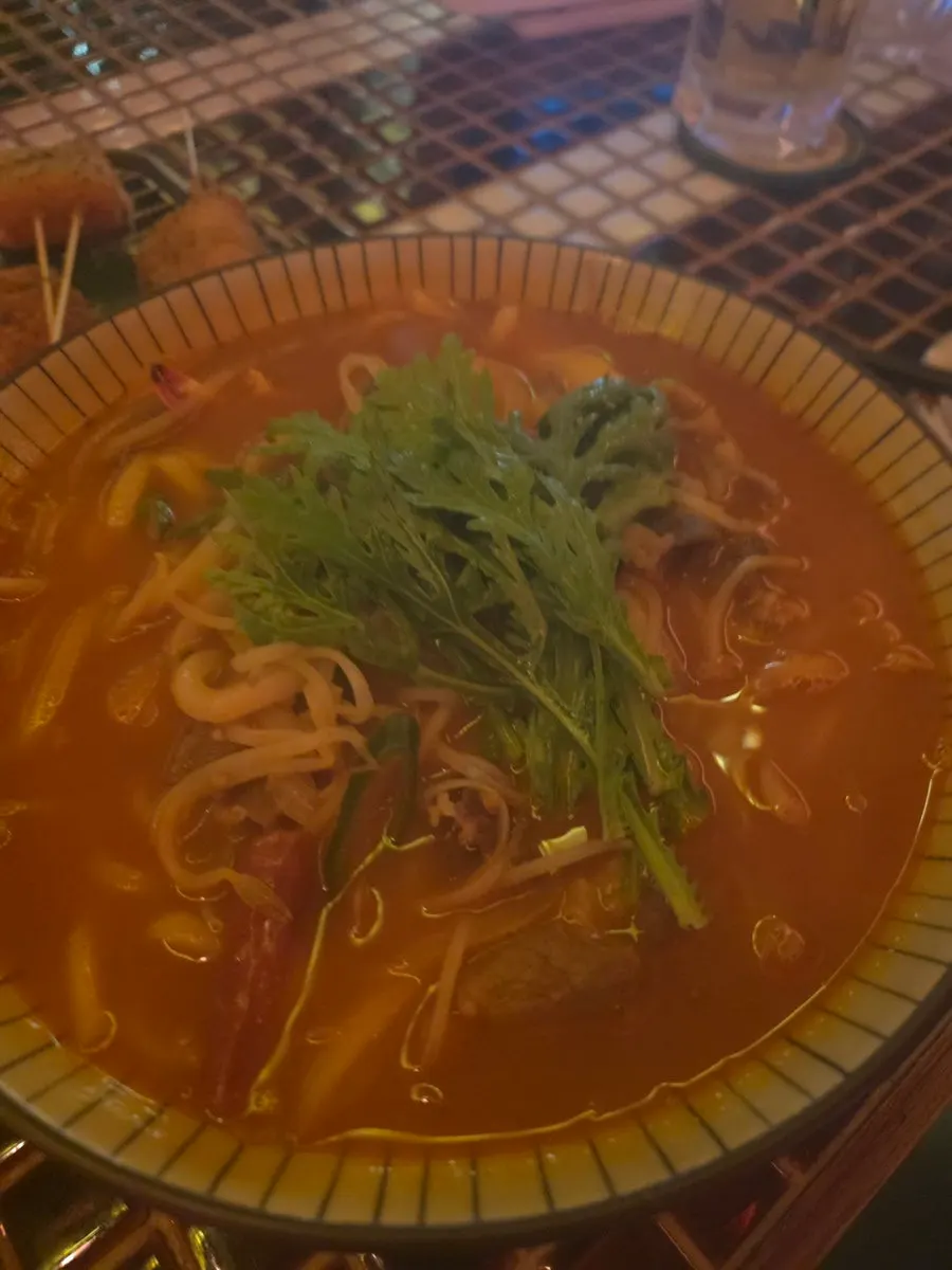 숯토리 테이블에 차려진 꼬치 안주
