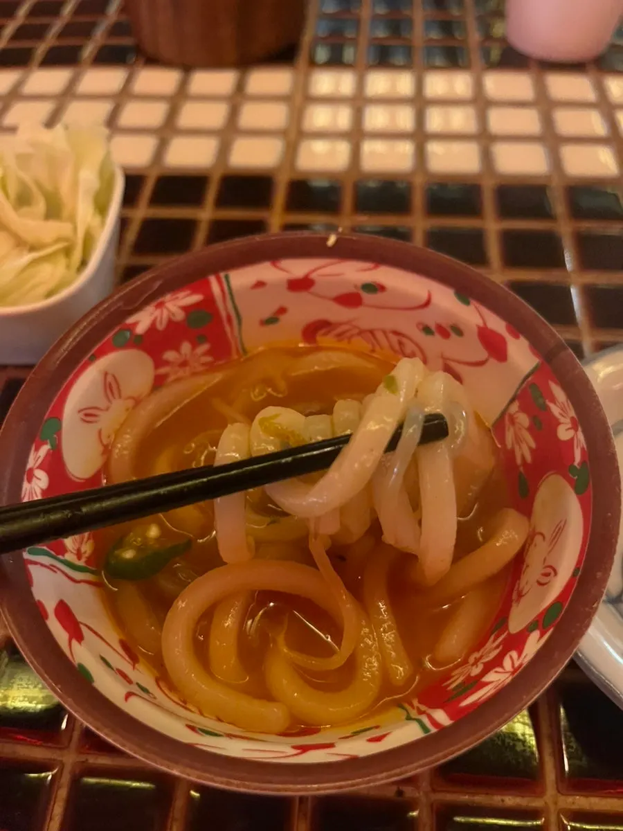 우삼겹 해물우동 면을 건져 올린 모습
