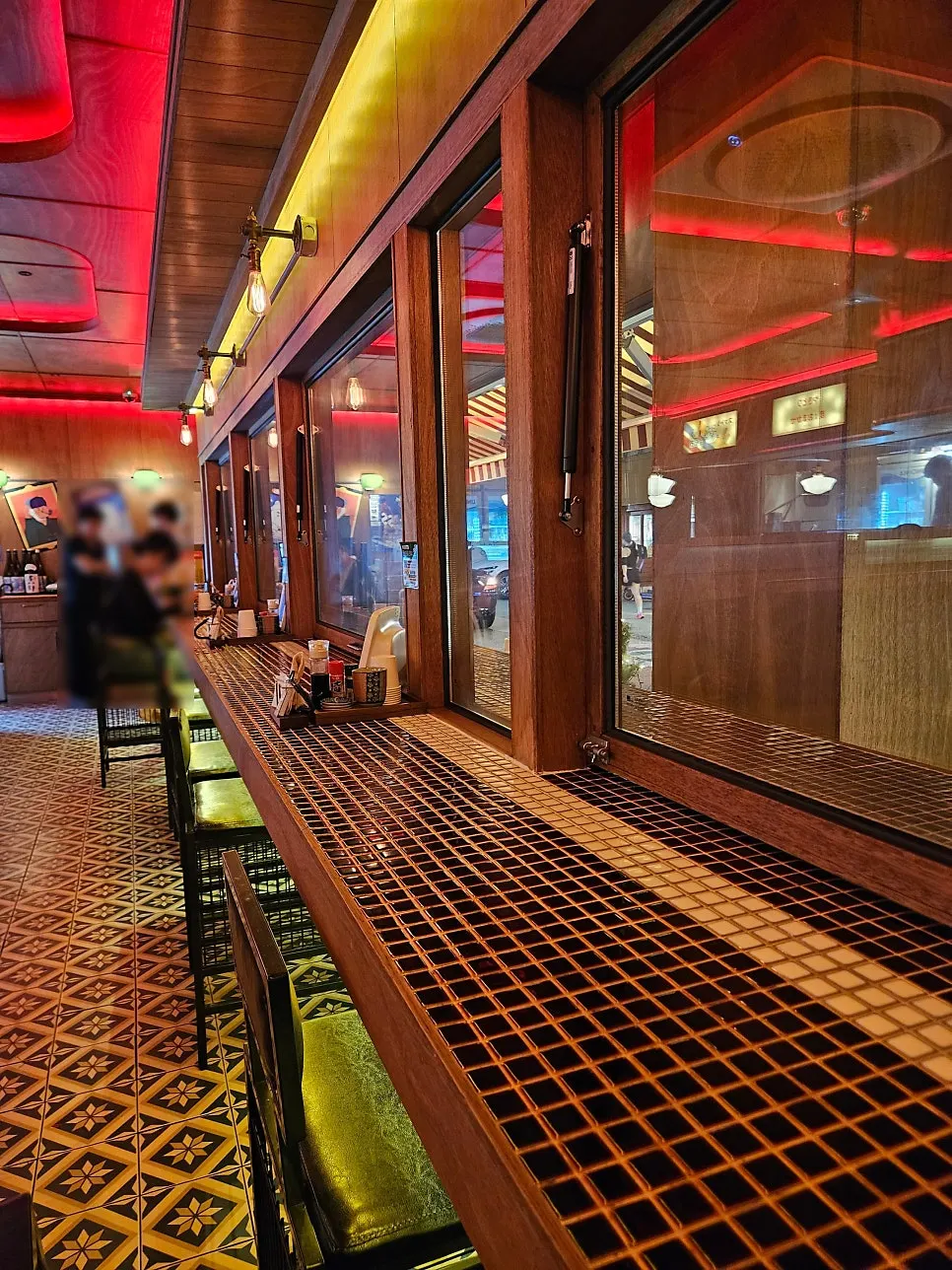 Side-by-side window seating inside Soottori