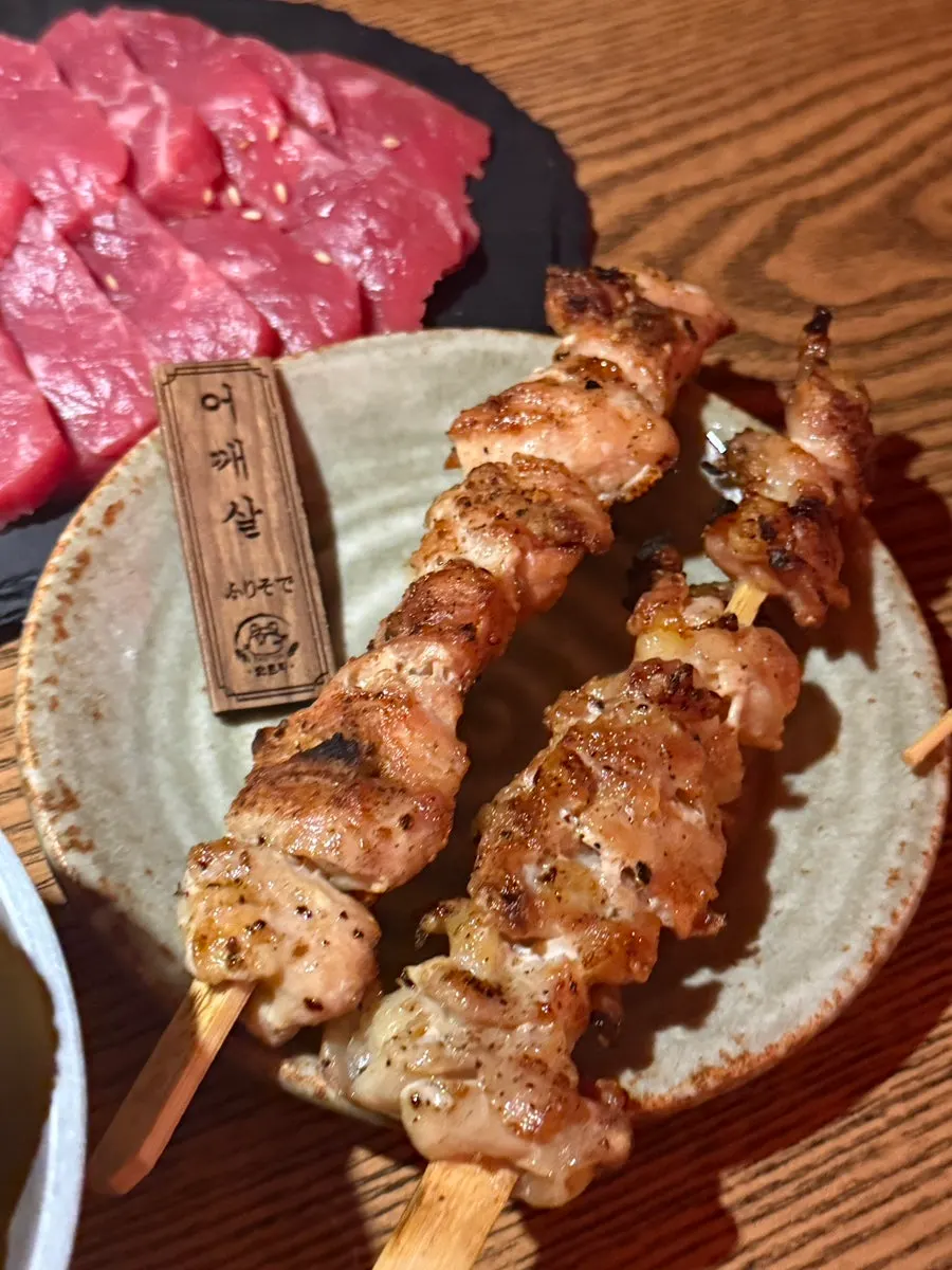 목살과 연골 등 야키토리 꼬치
