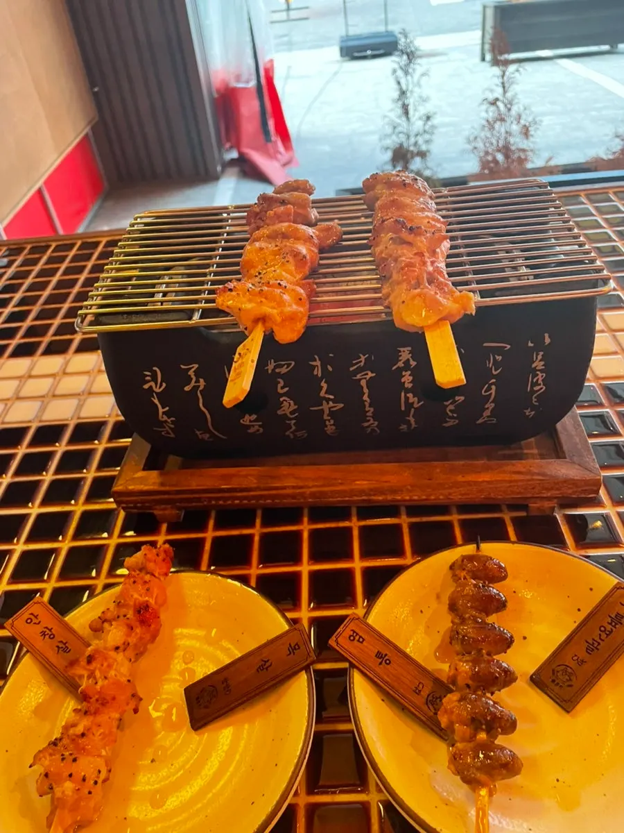 숯불 향 배인 야키토리 꼬치 클로즈업