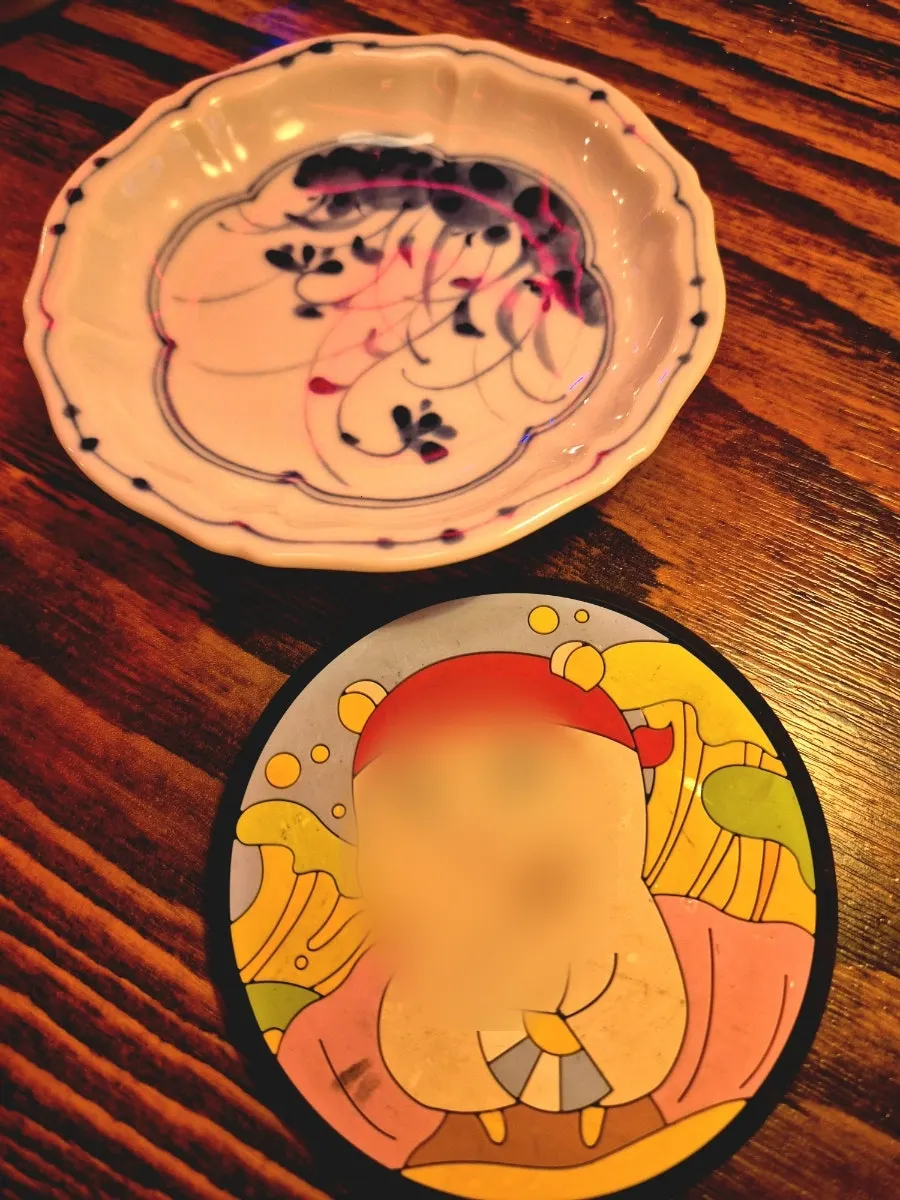 아기자기한 식기와 받침으로 차려진 기본 세팅