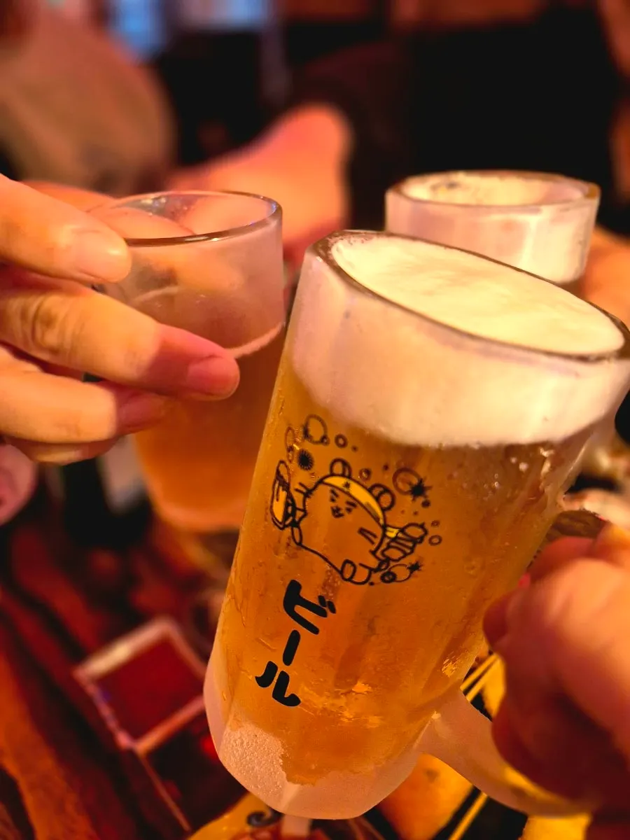 살얼음이 뜬 얼음생맥주 잔