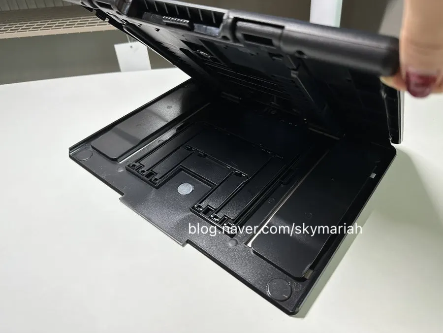 Sophia Reading Stand exterior